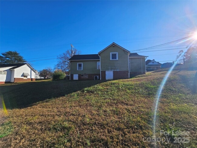 Building Photo - 208 W Main St