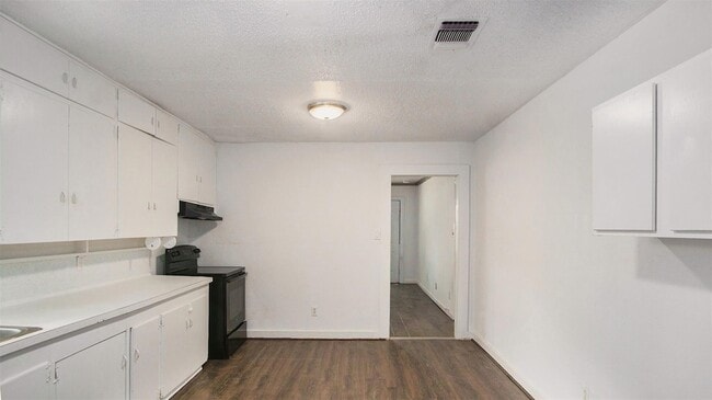 Building Photo - 1111 St Edwards St