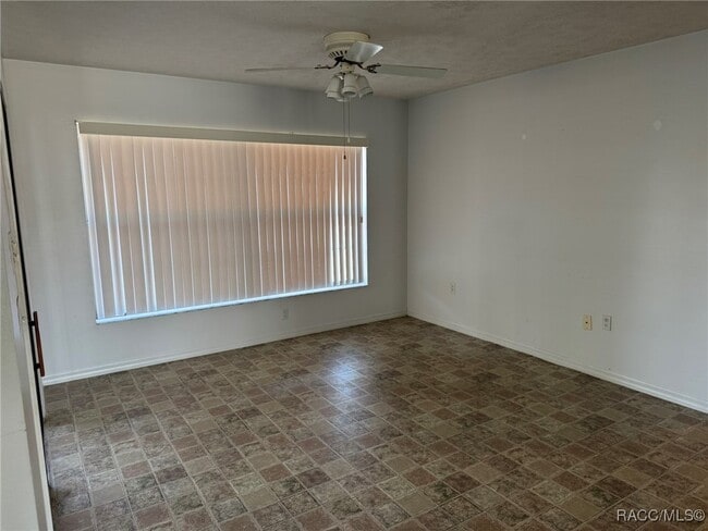 Building Photo - 1050 S Crystal Glen Dr