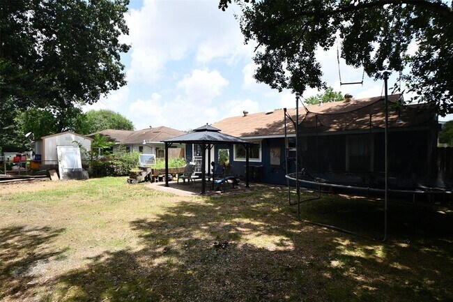 Building Photo - 3722 Yellowstone Blvd