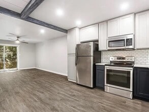 Building Photo - 5330 Balcones Dr