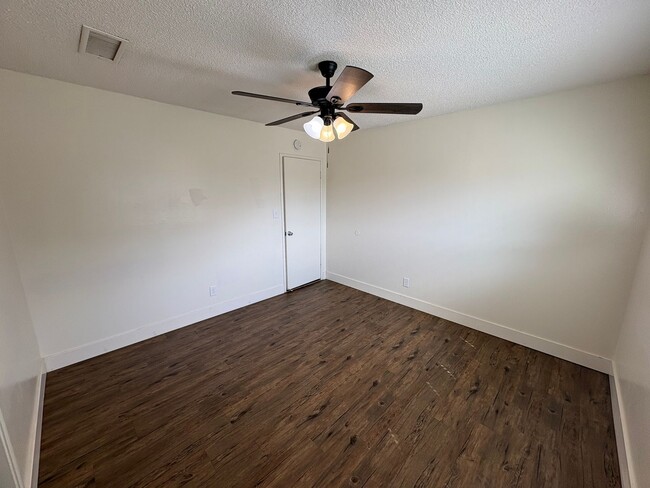 Building Photo - Spacious SE Tulare Home Near Shopping Centers Rent Ready!