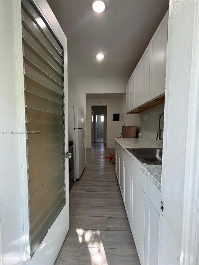 Building Photo - 2025 Bay Dr