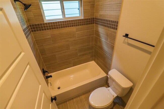 Building Photo - 5213 Pinemont Creek Ln