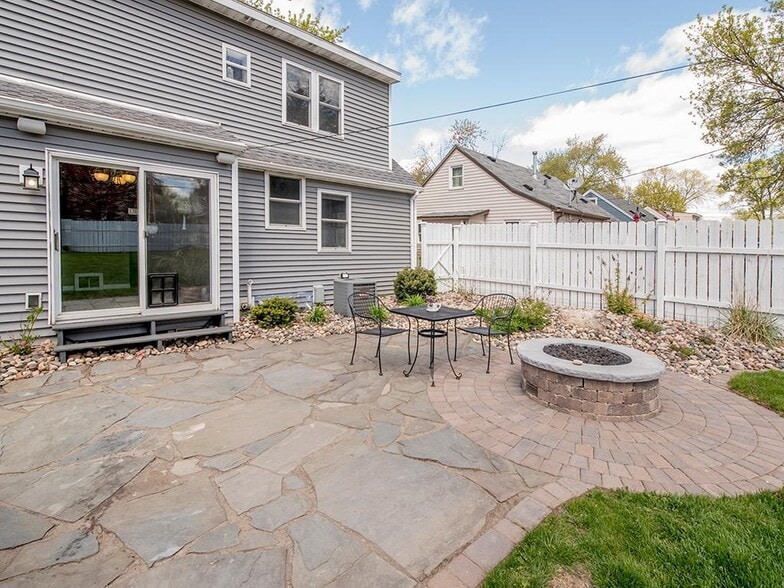 Building Photo - 3055 Utah Ave S