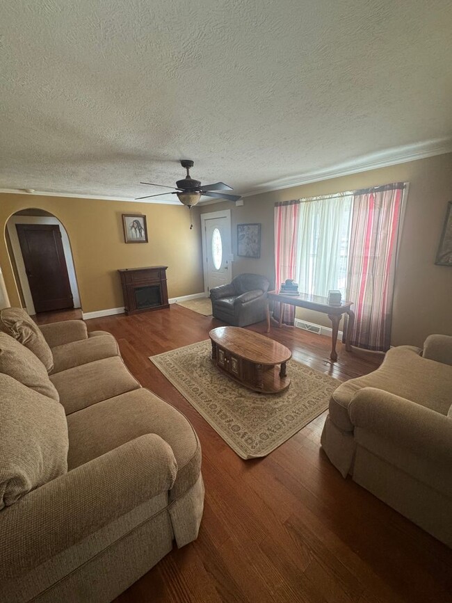 Building Photo - Furnished 3 Bedroom Home in Waynesville, MO! - Short Term Availability