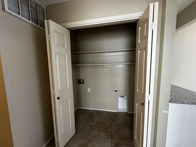 Building Photo - 3611 Monclave Dr