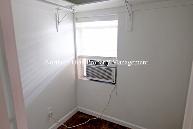 Building Photo - 1 Bed 1 Bath Lower Unit