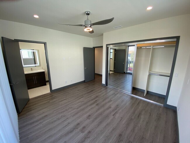 Building Photo - NEW SMART*4BD*4BA*TOWNHOME/ROOF DECK*CENTRAL AIR/HEAT*STAINLESS STEEL APPLIANCES*WASHER/DRYER IN ...
