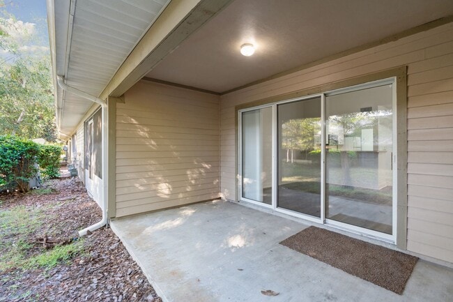 Building Photo - Townhome in Woods Edge!