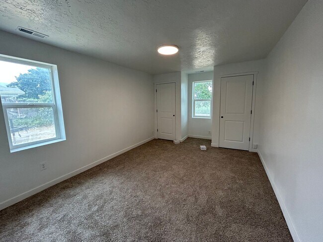Building Photo - 3 Bedroom 1 Bathroom Home in Salem w/ Hors...