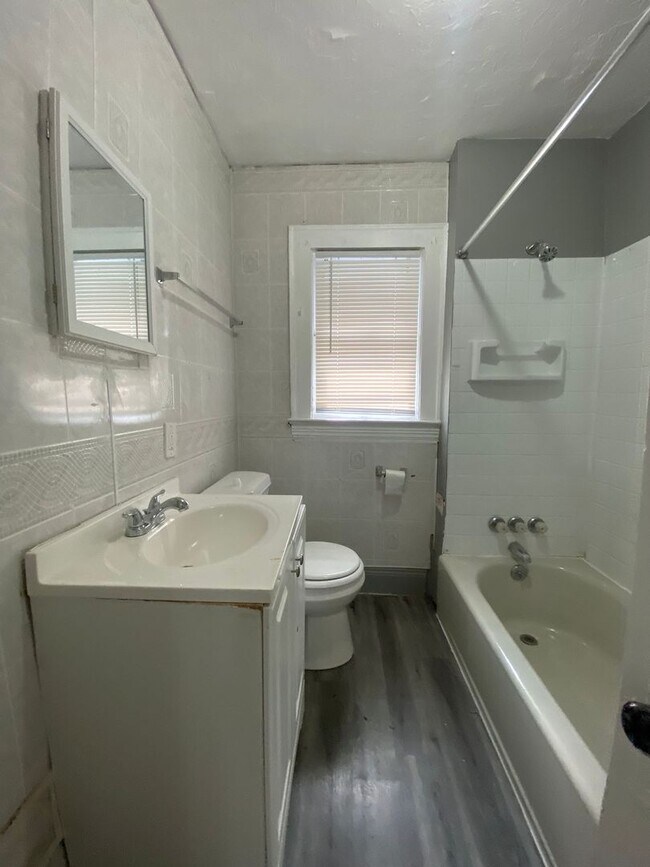 Building Photo - Beautiful Large 5 Bedroom Home Cleveland