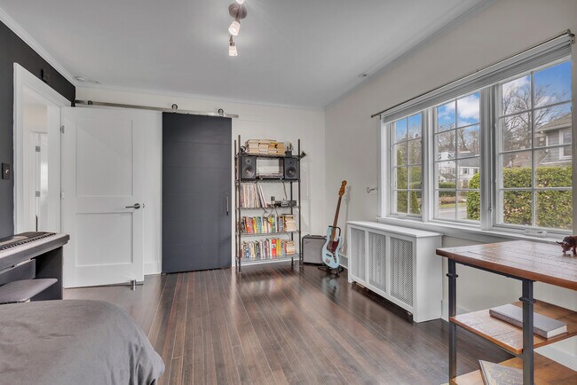 Building Photo - 42 Tanglewylde Ave