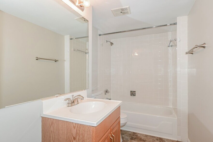 Building Photo - 2513 Weymouth Dr