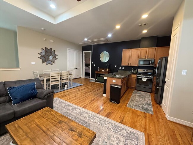 Building Photo - 3813 Center Plaza Dr