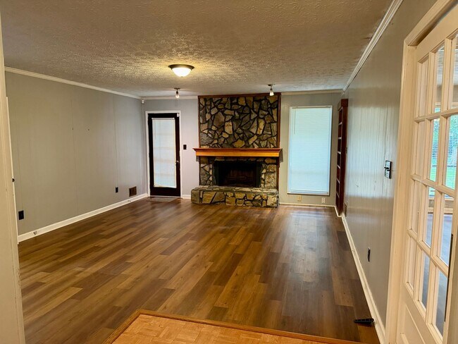 Building Photo - Beautiful 3-Bedroom, 2-Bath Ranch with Spacious Kitchen & Private Backyard
