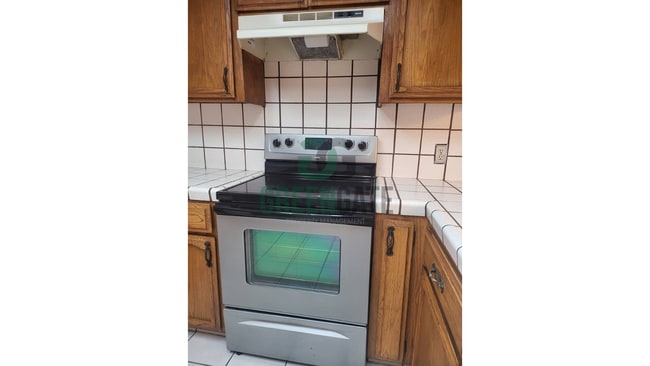 Building Photo - NOW AVAILABLE! Make this spacious 4 bedroo...