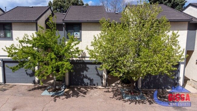 Primary Photo - Cute townhome with 2 bedrooms - 1 1/2 bath...