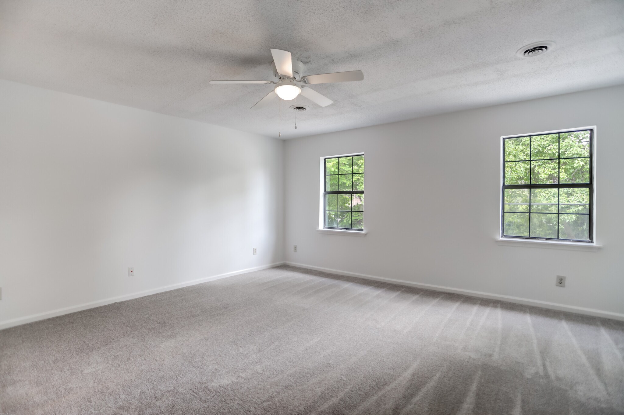 Building Photo - 1618 Poinsettia Rd