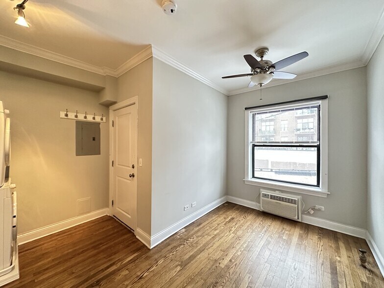 Building Photo - 726 W Addison St