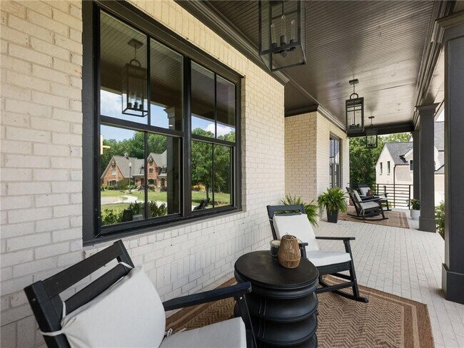 Building Photo - 566 Versailles Dr