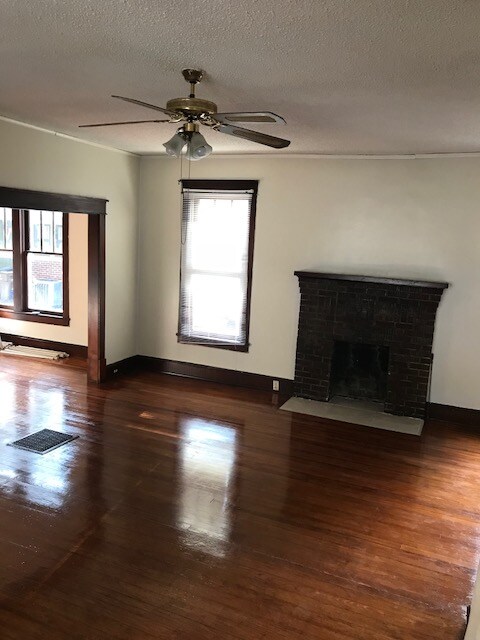 Building Photo - 617 Moulton St E