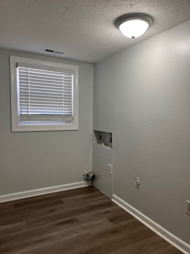 Building Photo - 489 W Outer Dr