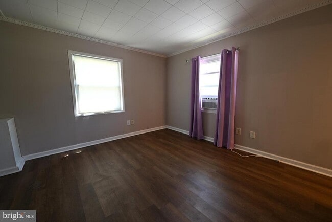 Building Photo - 1 Pinetree Ln