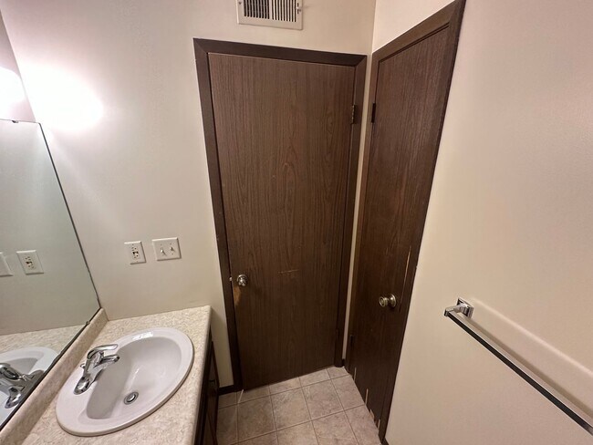 Building Photo - 2 Bedroom/1 Bath Apartment For Rent