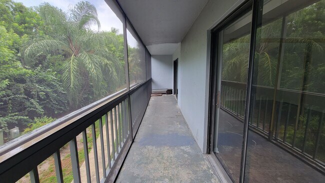 Building Photo - West Palm Beach 1 bedroom 1.5 bath Apartment.