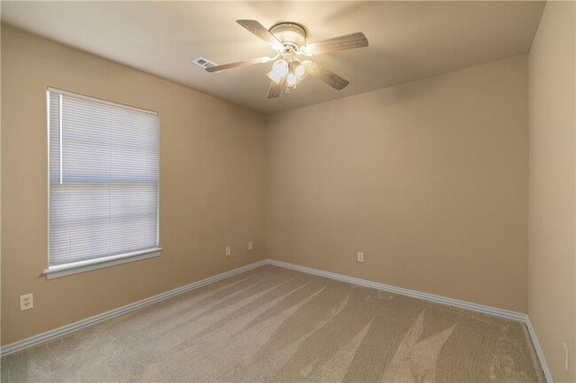 Building Photo - 3308 SW Carriageway Ave