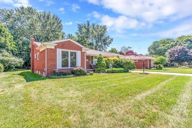 Building Photo - 16345 Pollyanna St