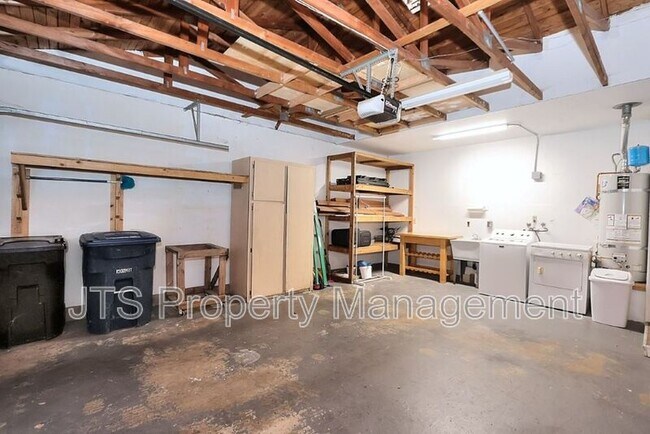 Building Photo - 6913 Navarro Ct