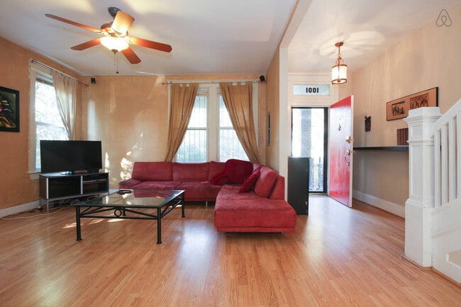 Building Photo - Private room in 6 bedroom Washington Apart...