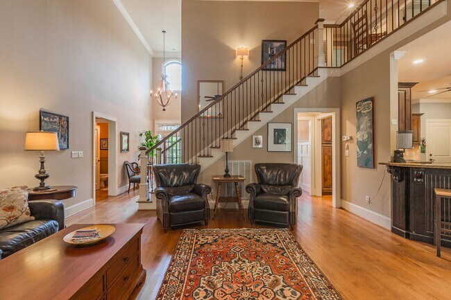 Building Photo - Fully Furnished Home!