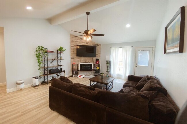 Building Photo - 2311 Aprilmont Dr
