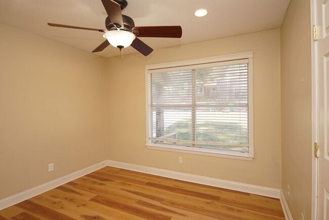 Building Photo - Central Niceville Location