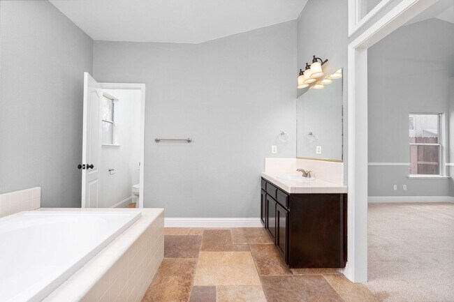 Building Photo - Gorgeous 3 bd. & 2 bath Home with a pool i...