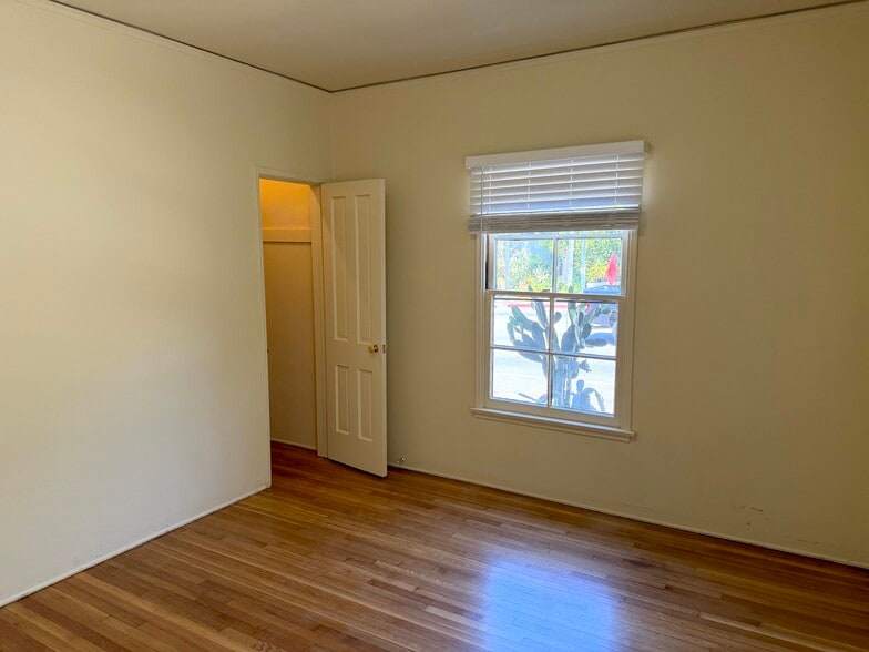 Building Photo - 5408 1/2 Franklin Ave