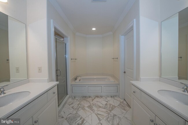 Building Photo - 5303 Parkview Dr