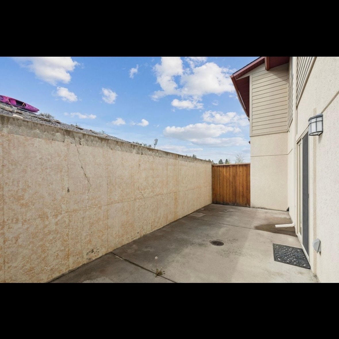 Building Photo - 825 Crestmont Way