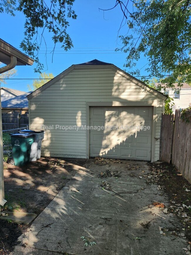 Building Photo - Spacious, Renovated and Close to Ferndale!