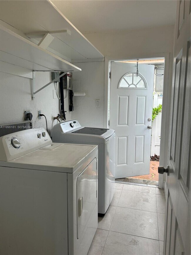 Building Photo - 2804 SW 35th Ave