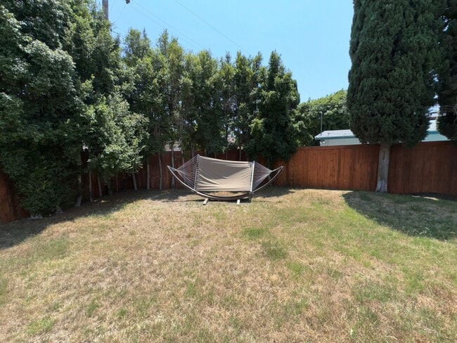 Building Photo - Beautifully Updated 3 Bedroom, 2 bath Rola...