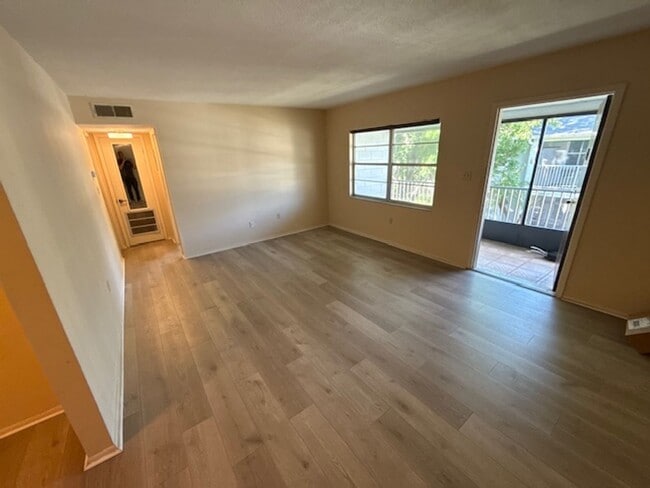 Building Photo - 1 Bedroom/1 Bathroom 2nd Floor Condo at Sandlewood Villas AVAILABLE MAY 1st!