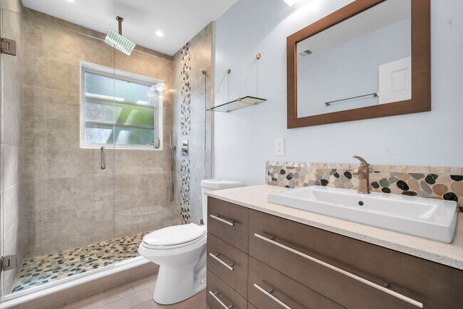 Building Photo - Beautiful home in quiet neighborhood
