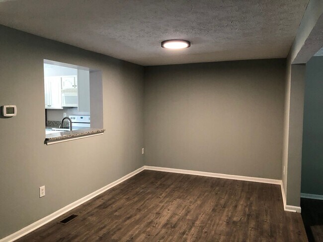 Building Photo - Townhouse-Village of Thomas Run-4 Bathrooms!!