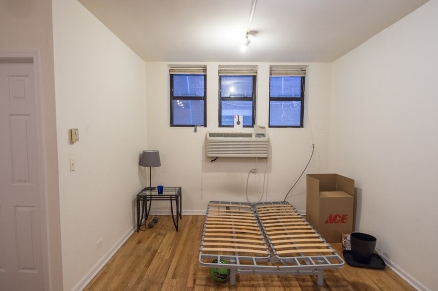 Building Photo - 922 W Dakin St