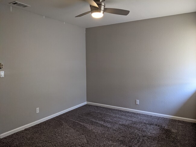 Upstairs bedroom - 4767 N Cedar Ave