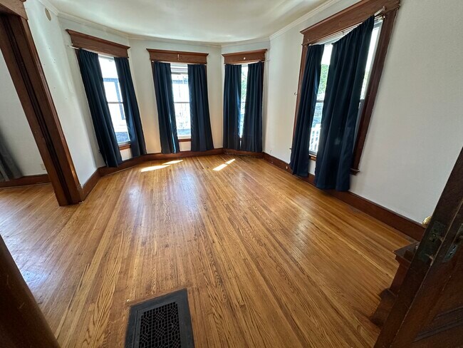 Building Photo - 138 W Beard Ave